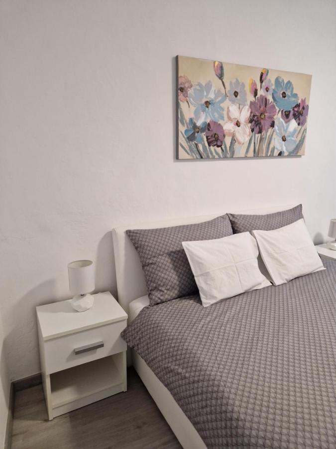 Apartment And Room Marija Крк Екстер'єр фото