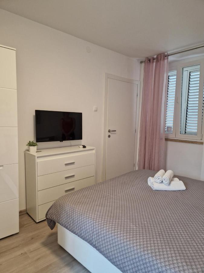 Apartment And Room Marija Крк Екстер'єр фото